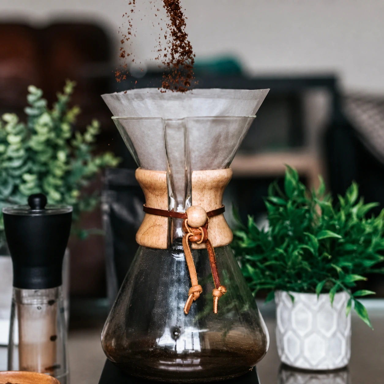 Filterkaffee wird von Hand in einer Glaskaraffe zubereitet